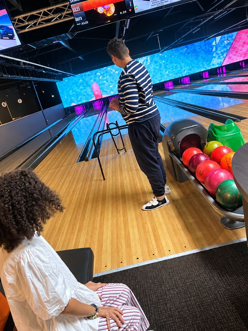 Sortie bowling avec un jeune